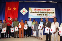 Phó Thủ tướng Nguyễn Thiện Nhân tặng quà các gia đình chính sách và nạn nhân da cam 